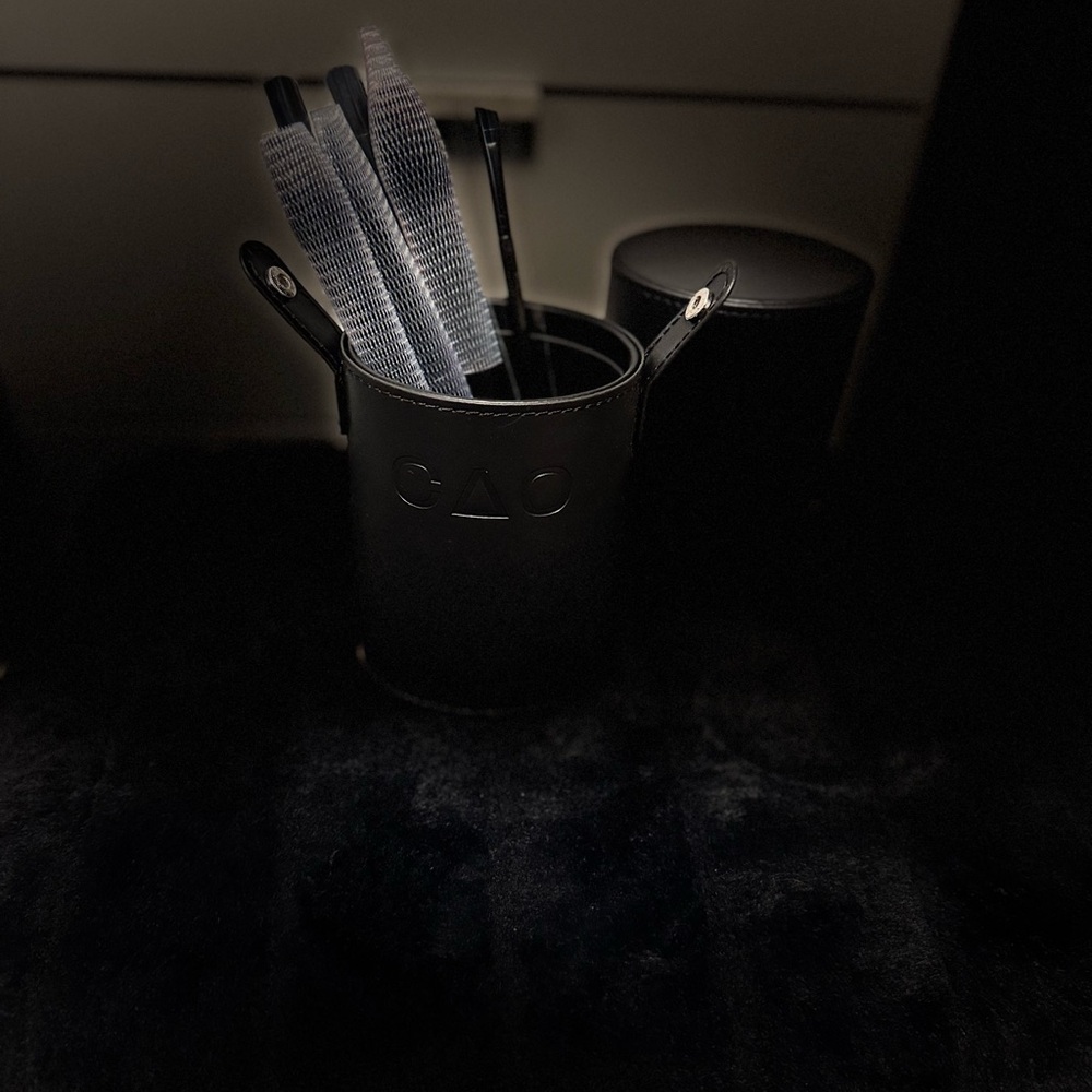 Black CAO makeup brush set. 8 brushes included, only used 114 & 115 1 time.